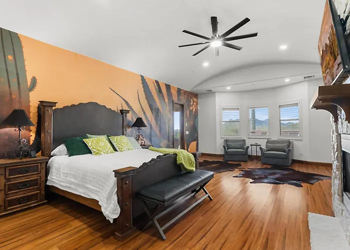 Your Luxury Desert With Pool Hot Tub & Views Holiday home Cave Creek
