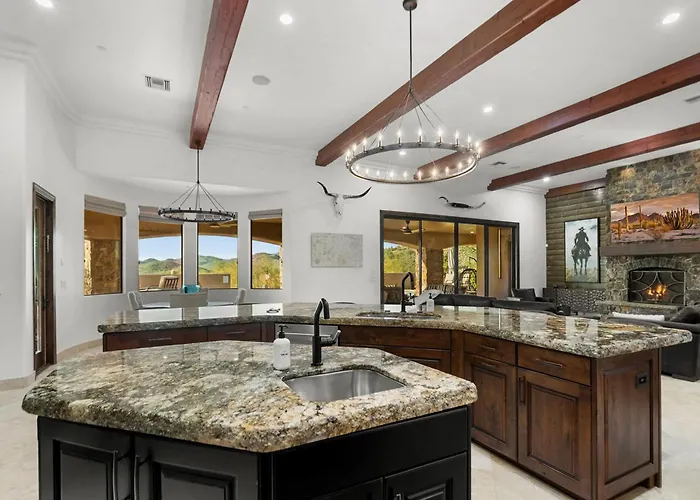 Your Luxury Desert With Pool Hot Tub & Views *